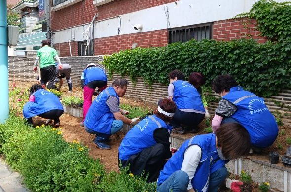광명시 광명4동 주민자치회는 12일 무지개공원에서 초여름 맞이 꽃 심기를 진행했다