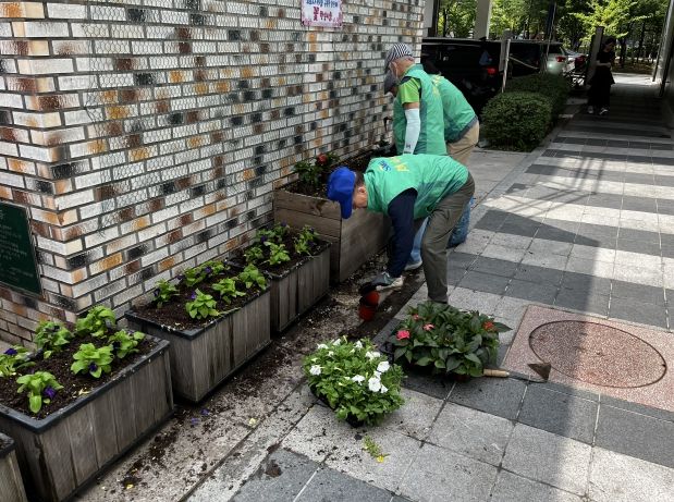 구래동 남녀새마을지도자회 회원들과 동 직원들이 합심한 가운데 동 주변 등 11개소에 여름꽃을 심는 특별한 하루를 보냈다.