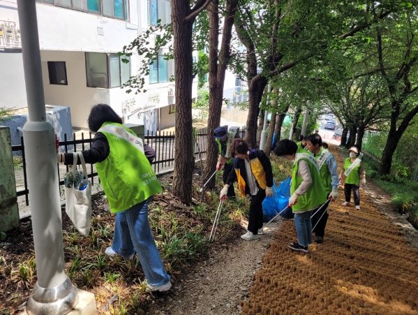 사우동 통장협의회는 지난 9일 임시회의 후 환경정화활동 ‘깨끗한 사우동 만들기’ 캠페인 활동을 동시 시행했다.