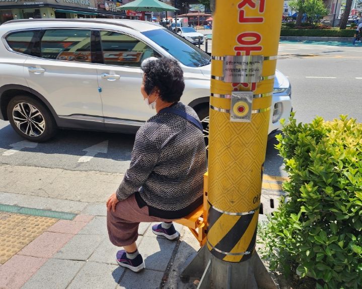 장수 의자 설치 시범 운영 장면