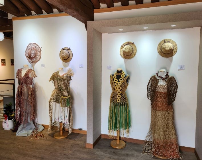 짚풀 의상 전시 장면