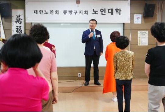 지난 6월 7일 대한노인회 중랑구지회 노인대학에 방문한 류경기 중랑구청장