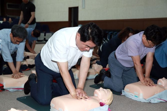 심폐소생술 교육에 참여한 박준희 구청장