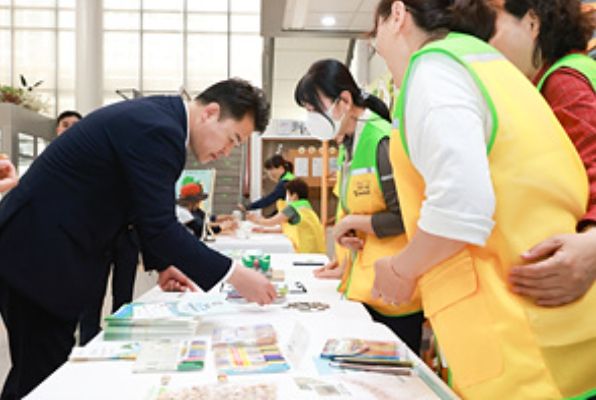 오언석 도봉구청장이 도봉구청 1층 로비에 마련된 체험 부스에서 생활 속 탄소중립 실천 방법에 대해 알아보고 있다