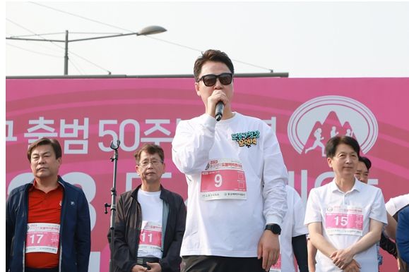 오언석 도봉구청장이 ‘2023년 동성제약 도봉마라톤 대회’에서 인사말을 하고 있다