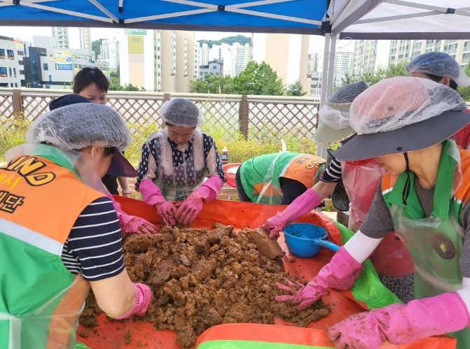 시흥시 장곡동, 전통장 가르기 행사... 전통문화 체험과 나눔이 동시에