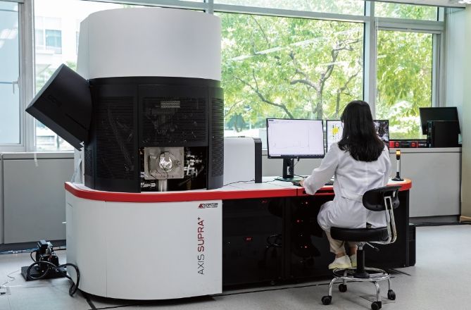 경기도 차세대융합기술연구원이 보유장비로 연구를 하는 모습