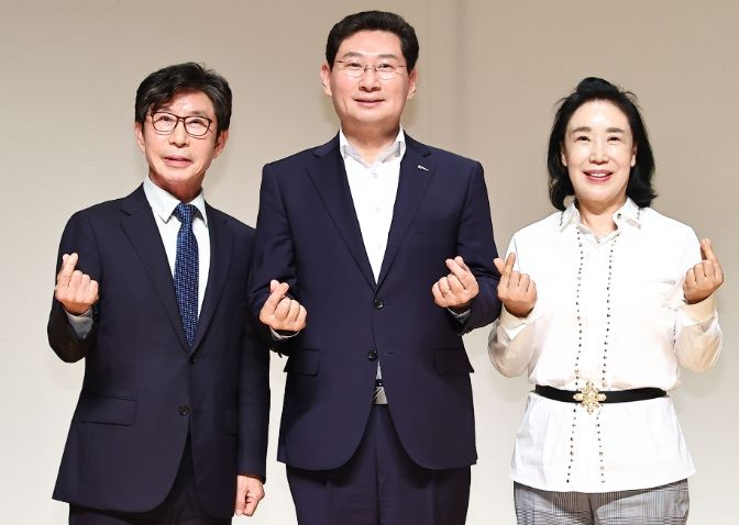 12일 열린 용인시장학재단 장학증서 수여식에 참석한 이상일 용인특례시장(가운데)와 장학금을 기탁한 구자범 용인시장학재단 이사장(왼쪽), 용인시여성단체CEO 이봉애 회장(오른쪽)의 모습