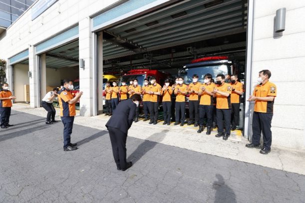 지난해 은평소방서를 찾은 김미경 은평구청장이 직원들을 만나 감사 인사를 하고 있다