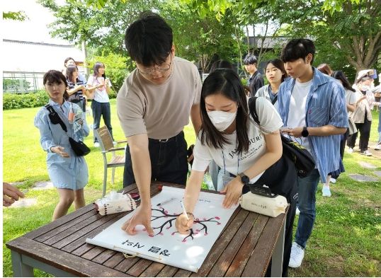용산구 새내기 공무원들이 청렴서약식 지문 트리를 찍고 있다