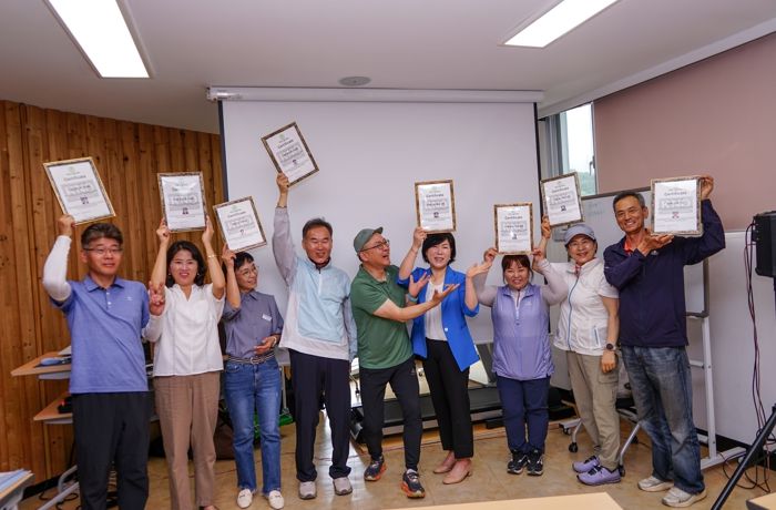 지도자과정 자격증 수여식에 참여한 박상신 협회장(중앙)과 노르딕워킹 남해 1기 지도자. 총 12명 중에 8명이 참석했다.