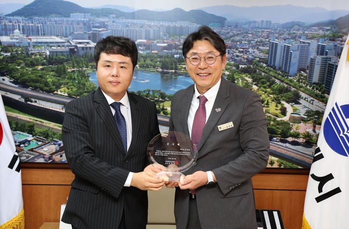 “물심양면 지원 감사합니다” 대한세팍타크로협회, 홍태용 시장에 감사패 수여