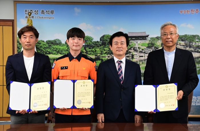 세계 헌혈의 날 유공자 표창장 수여 장면