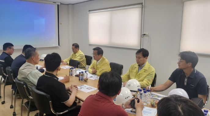 합동점검에 직접 참여한 송재환 부시장은 건설현장 안전사고 예방에 철저를 기해줄 것을 당부했다