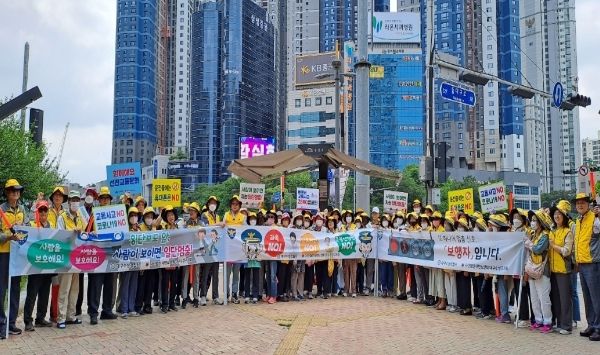 지난 12일 대한노인회 대구수성구지회가 범어네거리에서 ‘교통안전 캠페인’을 펼친 후 기념 촬영을 하고 있다.