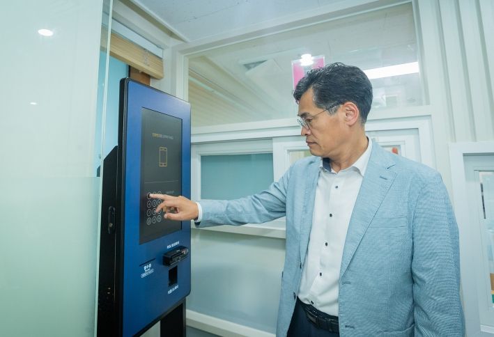 12일 목4동청소년독서실을 방문해 사전점검중인 이 구청장