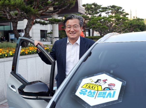 13일 정용래 유성구청장이 자체 웹예능‘유성택시’의 첫 손님으로 탑승하고 있다.