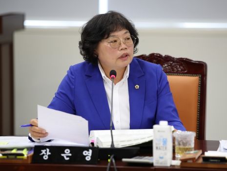 장은영 전라남도의원이 예산결산특별위원회 회의장에서 질문하고 있다.
