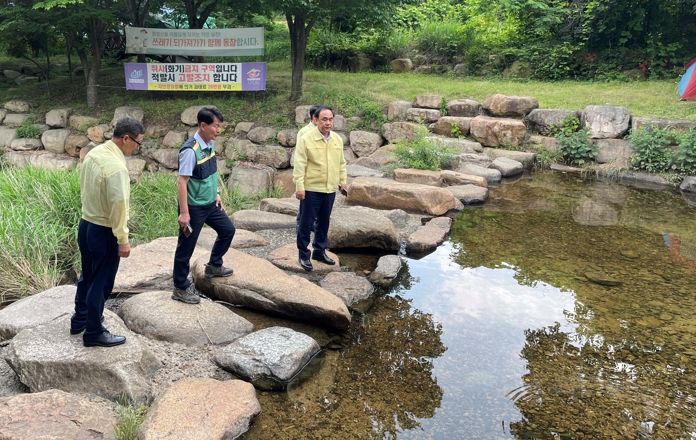 조현홍 창녕군 부군수가 옥천계곡을 점검하고 있다.