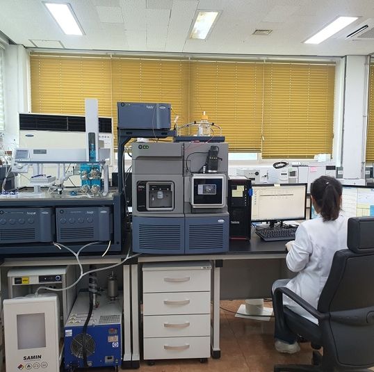 조류독성물질을 분석하고 있는 수질연구센터