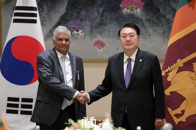 9월 18일 윤석열 대통령은 라닐 위크라마싱하(Ranil Wickremesinghe) 대통령과 한-스리랑카 정상회담을 가졌다.