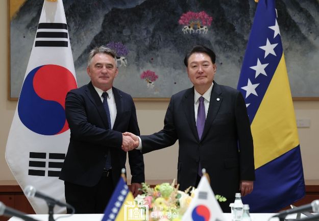 9월 18일 윤석열 대통령은 젤리코 콤쉬치 대통령위원회 의장과 한-보스니아헤르체고비나 정상회담을 가졌다.