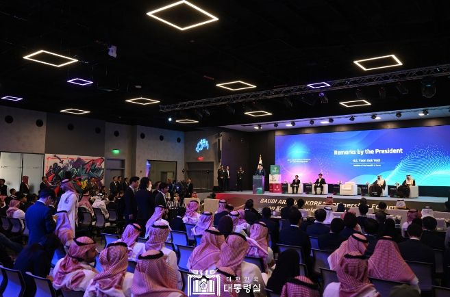 10월 23일 윤석열 대통령은 리야드의 사우디 왕립과학기술원에서 열린 한-사우디 미래기술 파트너십 포럼에 참석했다.