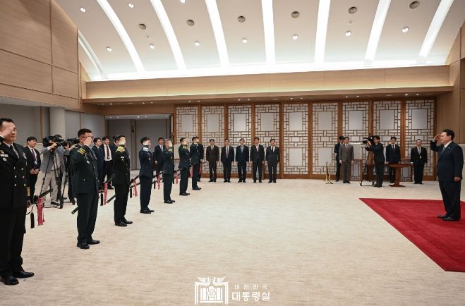 10월 30일 윤석열 대통령은 장성 보직 신고 및 삼정검 수치 수여식을 가졌다.