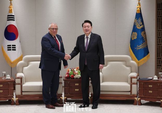 11월 13일 윤석열 대통령은 피오트르 호프만스키 국제형사재판소(International Criminal Court, ICC) 소장을 접견했다.