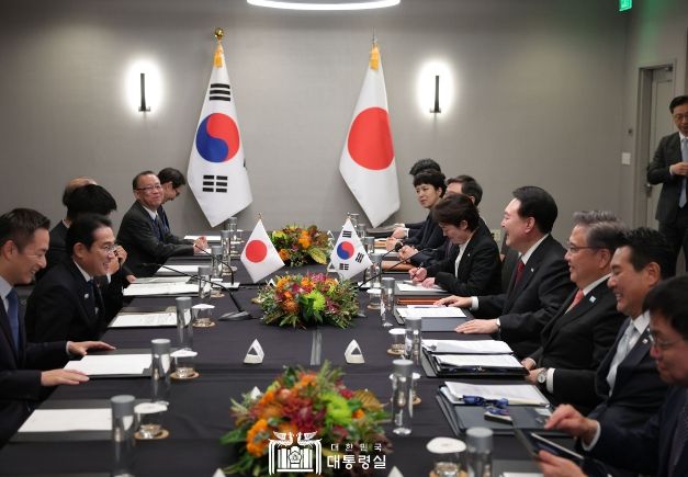 11월 16일 윤석열 대통령은 기시다 후미오 일본 총리와 한-일 정상회담을 가졌다.