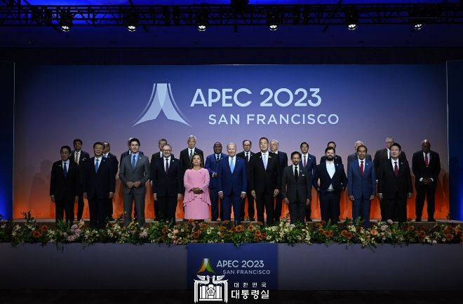 11월 16일 윤석열 대통령은 APEC 세션 I 초청국과의 비공식 대화 및 업무 오찬에 참석했다.