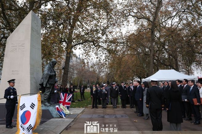 11월 21일 윤석열 대통령 부부는 한국전 참전 기념비에 헌화했다.