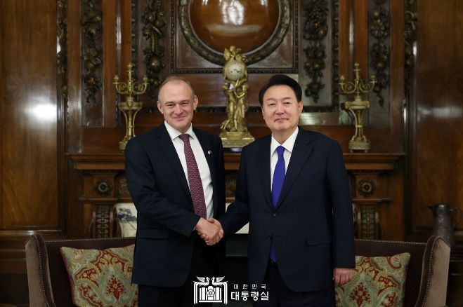 11월 21일 윤석열 대통령은 에드워드 데이비 자유민주당 당수를 접견했다.
