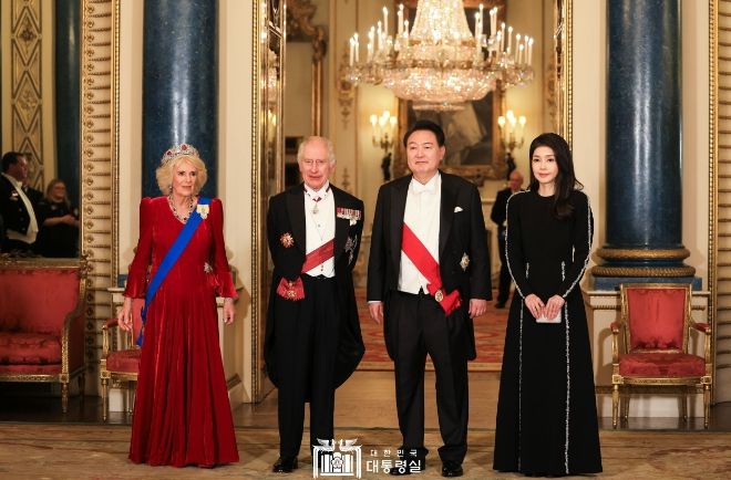 11월 21일 윤석열 대통령 부부는 찰스 3세 국왕이 주최한 국빈 만찬에 참석했다.