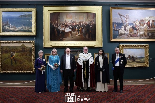 11월 22일 윤석열 대통령 부부는 런던 금융특구 길드홀에서 열린 런던금융특구 시장 주최 만찬에 참석했다.