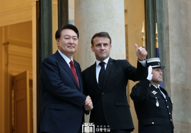 11월 24일 윤석열 대통령은 엘리제궁에서 에마뉘엘 마크롱 프랑스 대통령과 조찬 겸 정상회담을 가졌다.