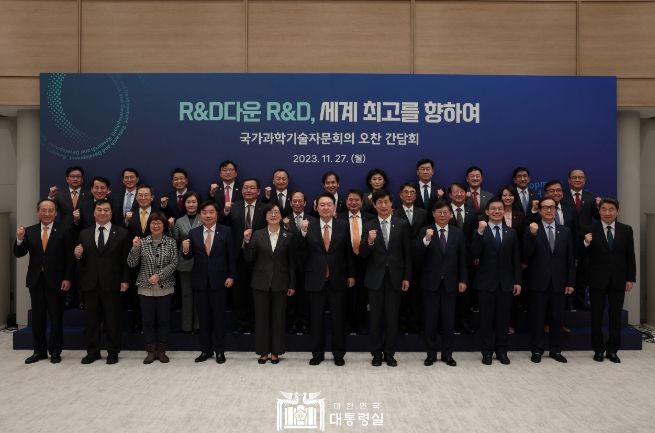 11월 27일 윤석열 대통령은 국가과학기술자문회의 민간위원 오찬 간담회에 참석했다.