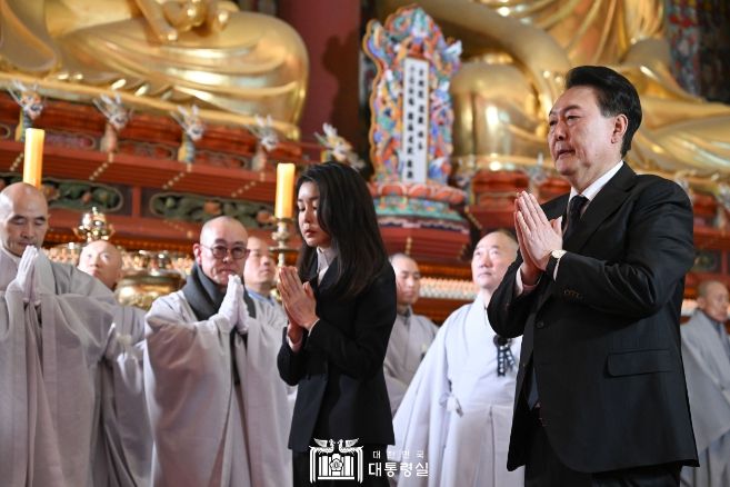 12월 2일 윤석열 대통령 부부는 서울 종로구 조계사에 마련된 대한불교 조계종 전 총무원장 자승스님의 분향소를 찾아 조문했다.