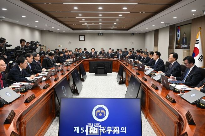 12월 19일 윤석열 대통령은 2023년도 제54회 국무회의를 주재했다.