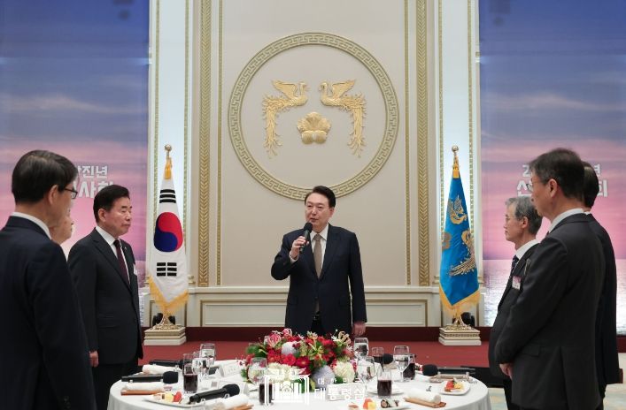 1월 3일 윤석열 대통령은 청와대 영빈관에서 5부 요인 및 국가 주요 인사들이 함께한 ‘2024년 신년인사회’에 참석했다.