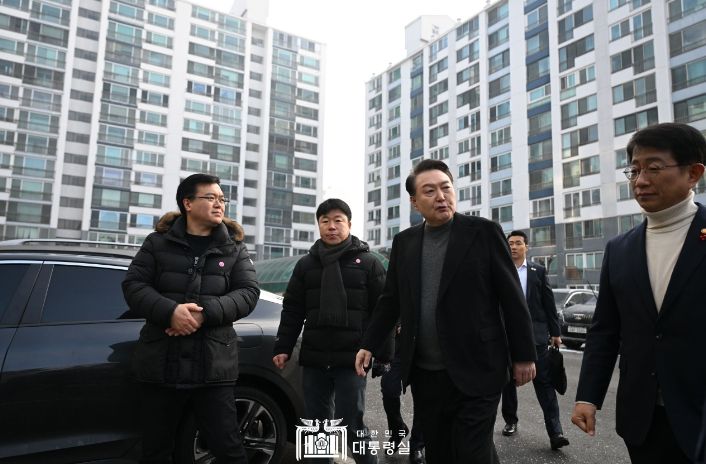 1월 10일 윤석열 대통령은 일산 신도시 내 최고령 아파트 단지인 백송마을 5단지를 방문해 노후 아파트 현장을 점검하고 주민들의 생생한 고충과 정부에 대한 건의 사항을 경청했다.