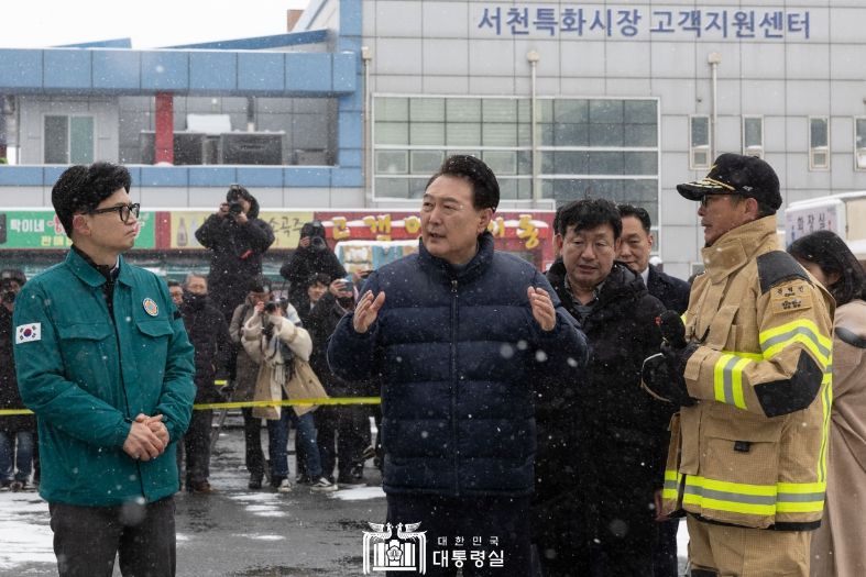 1월 23일 윤석열 대통령은 충남 서천군 특화시장 화재 현장을 방문해 설 대목을 앞두고 피해를 입은 시장 상인들을 위로하고 화재 진압을 위해 고생한 소방관들을 격려했다.