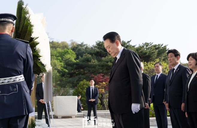 4월 19일 윤석열 대통령은 국립4‧19민주묘지를 찾아 자유민주주의를 위해 헌신한 4·19민주 영령들의 명복을 빌고, 혁명으로 지켜낸 자유민주주의를 더욱 발전시켜 나가겠다고 다짐하며 4·19혁명의 의미를 되새겼다.