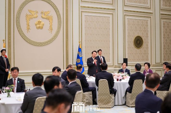 4월 24일 윤석열 대통령은 청와대 영빈관에서 국민의힘 국회의원들과 오찬을 하며 당과 국민을 위해 헌신하고 노력해 온 의원들을 격려했다.