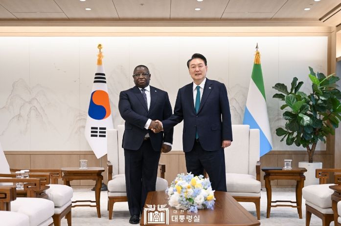 5월 31일 윤석열 대통령은 한-아프리카 정상회의 참석을 위해 공식 방한한 줄리우스 마아다 비오 시에라리온 공화국 대통령과 소인수 환담, MOU 서명식, 오찬 회담을 갖고, 양국 관계 발전에 대해 의견을 교환했다.